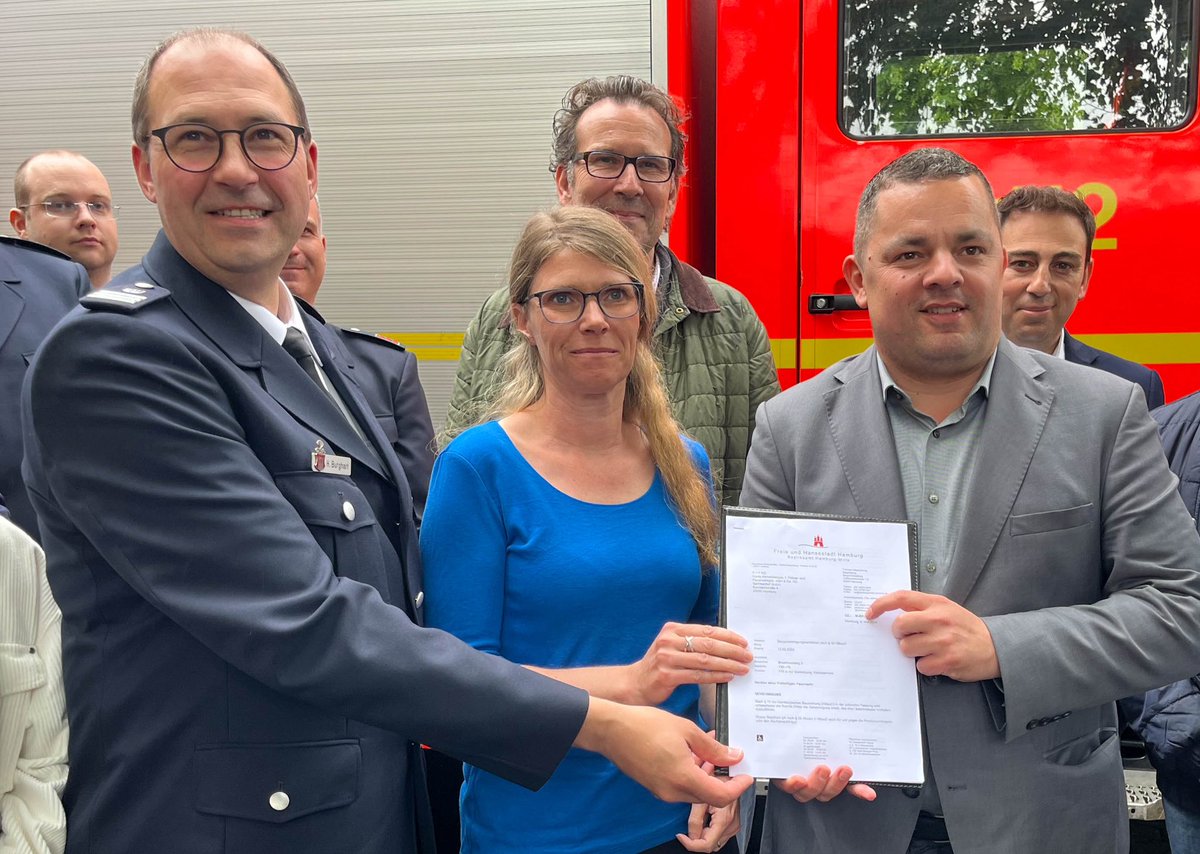CrimeNewsHH's tweet photo. Alle wollen dass im Notfall schnelle Hilfe kommt - aber ne Feuerwache vor der Tür ? Nein Danke.
Nach heftigen Widerstände von Anwohnern, Bezirkspolitiker setzen Neubau für FF-Kirchsteinbek auf Marktplatz durch. https://t.co/6naF3w7g8W