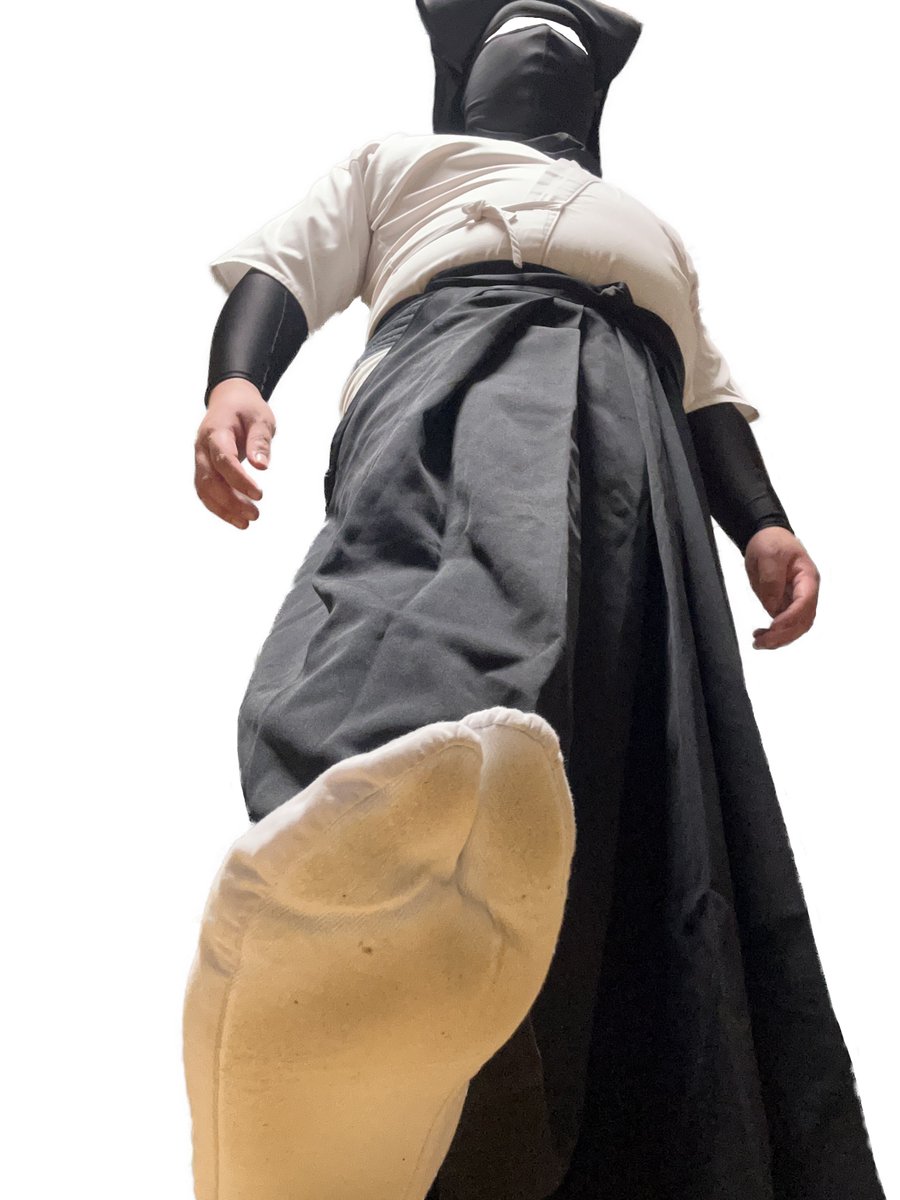 弓道男子から足Oキされているシチュ。
自分も上から目線で足袋で足Oキされたい・・・    

#弓道 #和服 #袴 #和服男子 #着物男子 #足袋 #足袋フェチ #黒衣