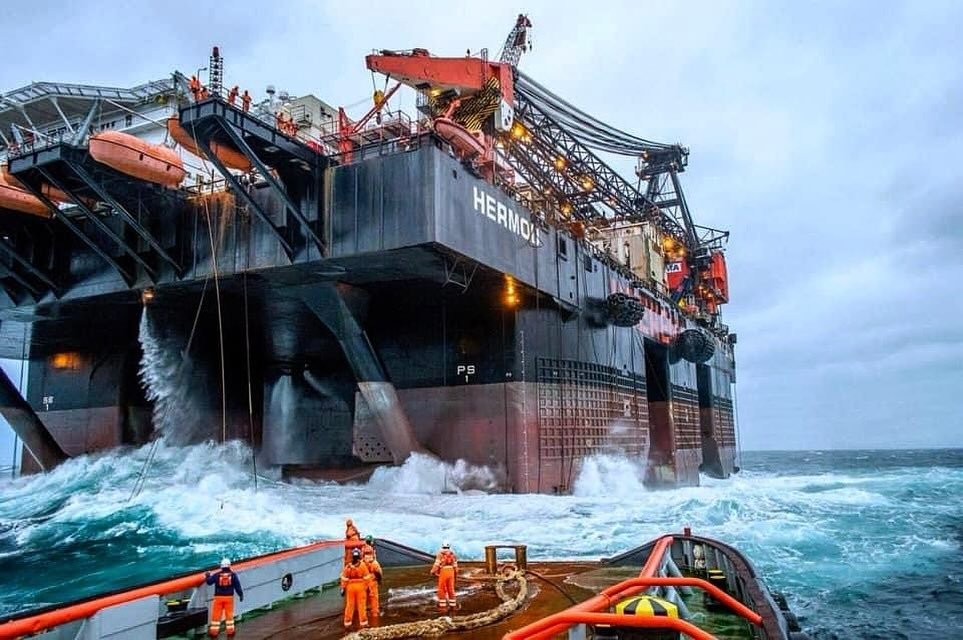 1SafetyLast's tweet photo. Towing operation.
“Hermod” Semi submersible crane vessel  
Via @ maritimephoto1 https://t.co/eMSkTZaEBT