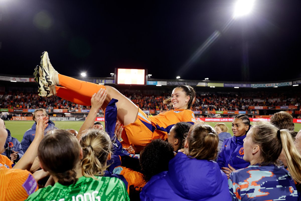 Lieke Martens after playing her final home match for the Netherlands 🇳🇱🧡🥺