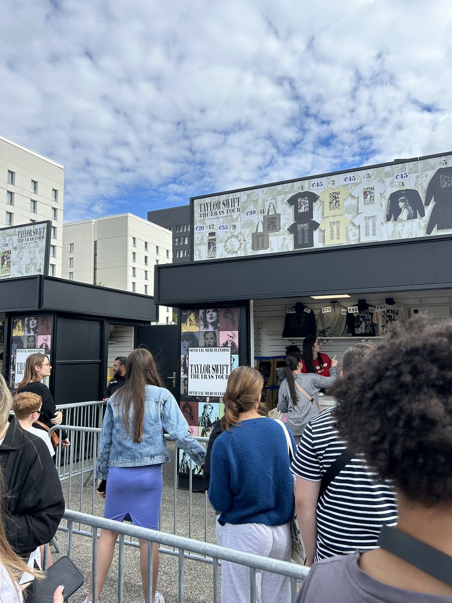 aliseahamm's tweet photo. Y’a que des américains jsuis tendue #LyonTSTheErasTour https://t.co/s8cSJFqVYE