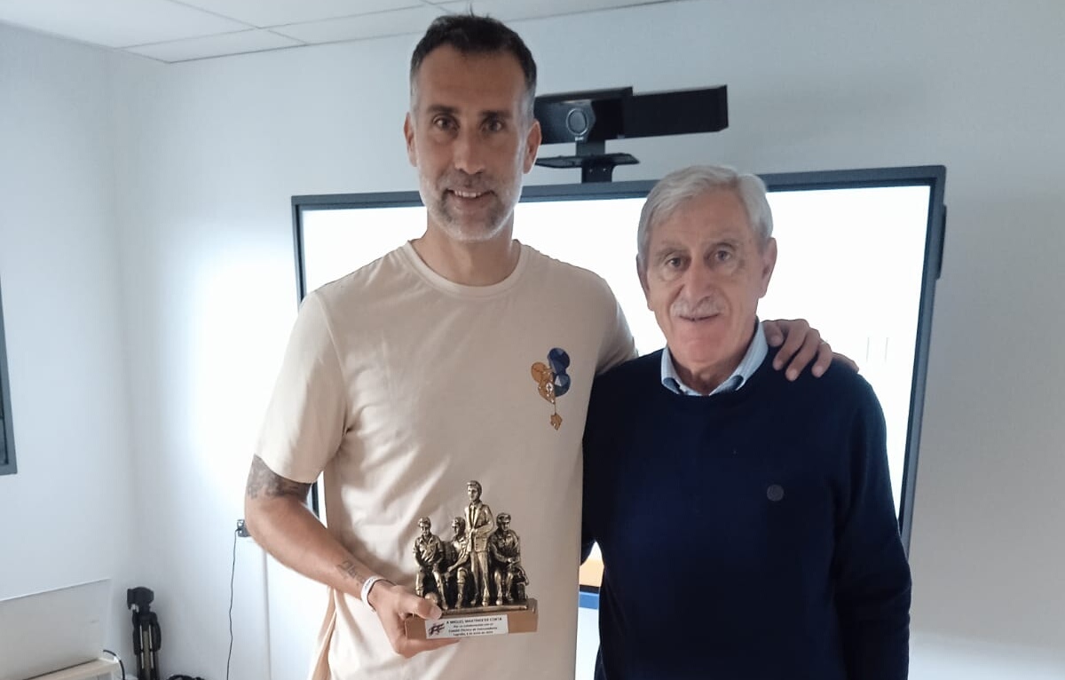 fedriojafutbol's tweet photo. 📸  Hemos disfrutado de una gran Jornada de Actualización y Reciclaje en Especialista de Porteros 👨‍🏫⚽️🧤 con Jon Zabala, Miguel Martínez y Sergio Montenegro 👏.

#CrecemosJuntos
#ActualizacionYReciclajeFRF https://t.co/8FgmLW80YC