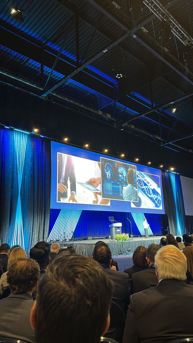 nise_dra's tweet photo. A Presidente Dr Dr Lynn Schuchter Falando de compaixão e olhar nos olhos do paciente na Abertura do Congresso Americano de Oncologia em Chicago #sboc #asco #einsteinasco24 https://t.co/qVkRefPQ5I