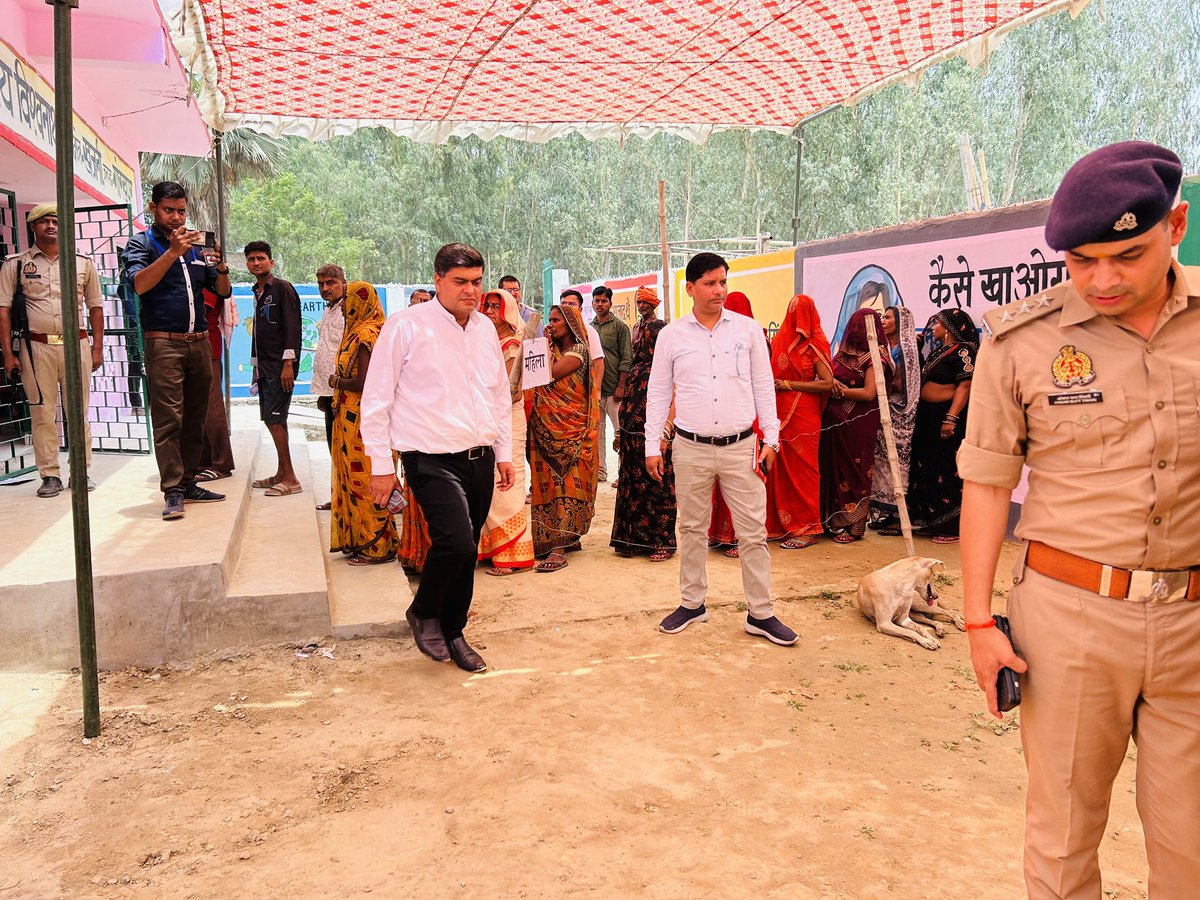 मण्डलायुक्त अनिल ढींगरा ने डी०आई०जी० आनंद कुलकर्णी के साथ #लोकसभानिर्वाचन2024 के अंतर्गत छठे चरण के मतदान के दौरान जनपद गोरखपुर के माध्यमिक विद्यालय रुद्रपुर खजनी लोकसभा निर्वाचन क्षेत्र 62 के मतदान केंद्र का निरीक्षण किया, दिया आवश्यक निर्देश। @UPGovt