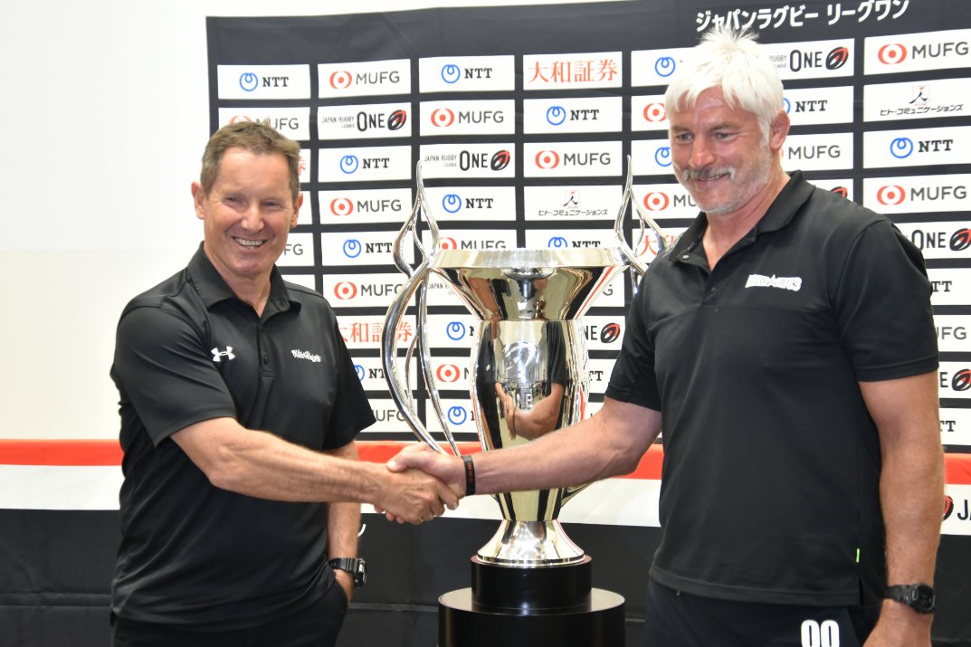 MainichiRugby's tweet photo. 決勝前の会見で #埼玉パナソニックワイルドナイツ の #ロビー・ディーンズ監督 が #東芝ブレイブルーパス東京 の #トッド・ブラックアダーHC に火花？を散らしました。「ここでも競争が既に始まっている。トッドさんが最初にマイクの声をうまく拾えなかったのは、自分がマイクの線を踏んでいたから」 https://t.co/77XlpVzRHW