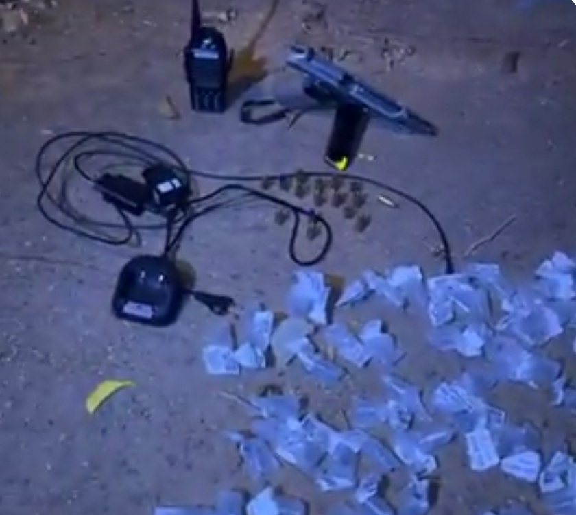 NotciasRio1's tweet image. Pistola 9 mm, drogas e rádio apreendidos por policiais do #24BPM, há pouco, durante ação realizada na Av Pedro Jorge, localizada no bairro Nossa Senhora de Fátima, #Queimados. Quatro homens foram presos em flagrante. Ainda, duas motos utilizadas por eles foram também apreendidas.