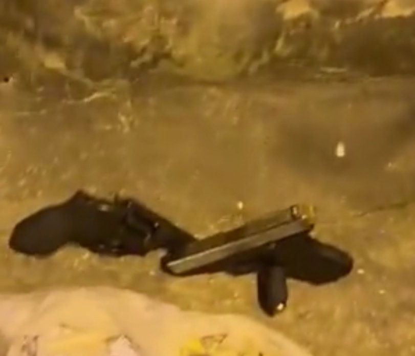NotciasRio1's tweet image. Armas e drogas apreendidas por nossos policiais do #24BPM,  durante ação realizada no bairro Nova Cidade, em #Queimados. Três criminosos foram presos em flagrante, sendo um deles socorrido à UPA da região, por ter se ferido no confronto.