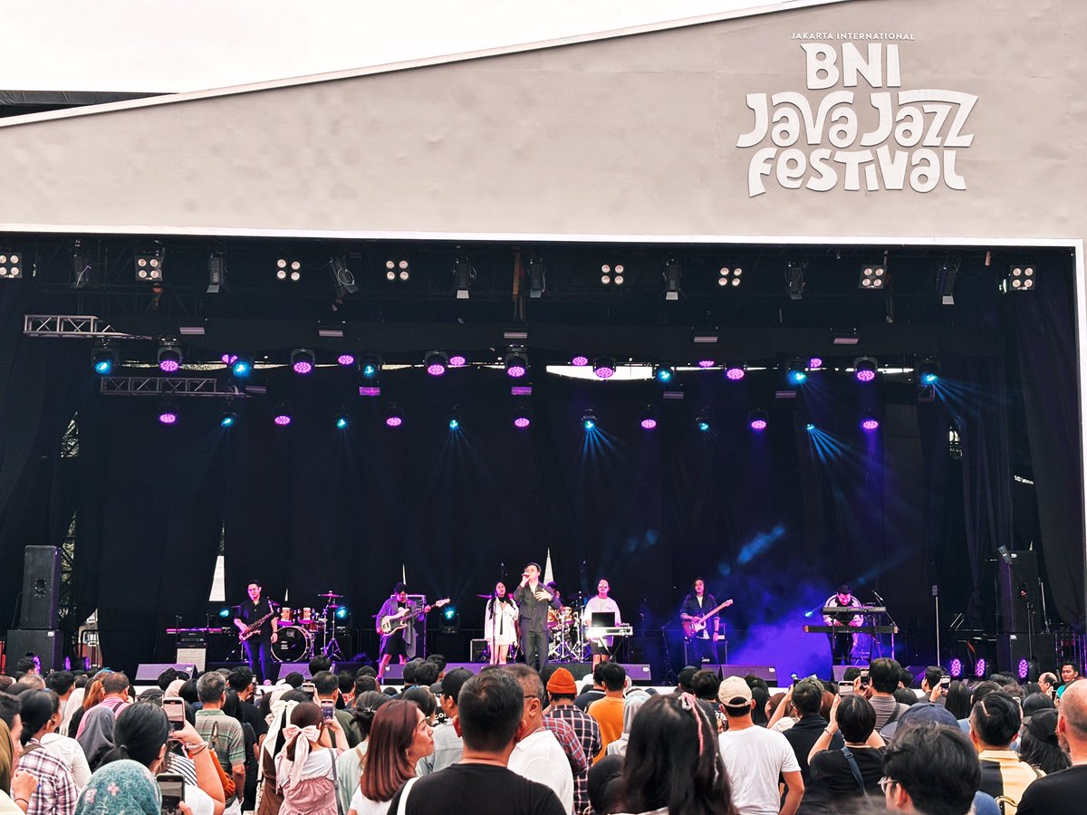 JavaJazzFest's tweet photo. Eclat Storyโs amazing set at #JavaJazzStage had everyone feeling warm and fuzzy inside! ๐ฅฐ๐ท #BNIJJF2024 https://t.co/nIVYN7YZf9