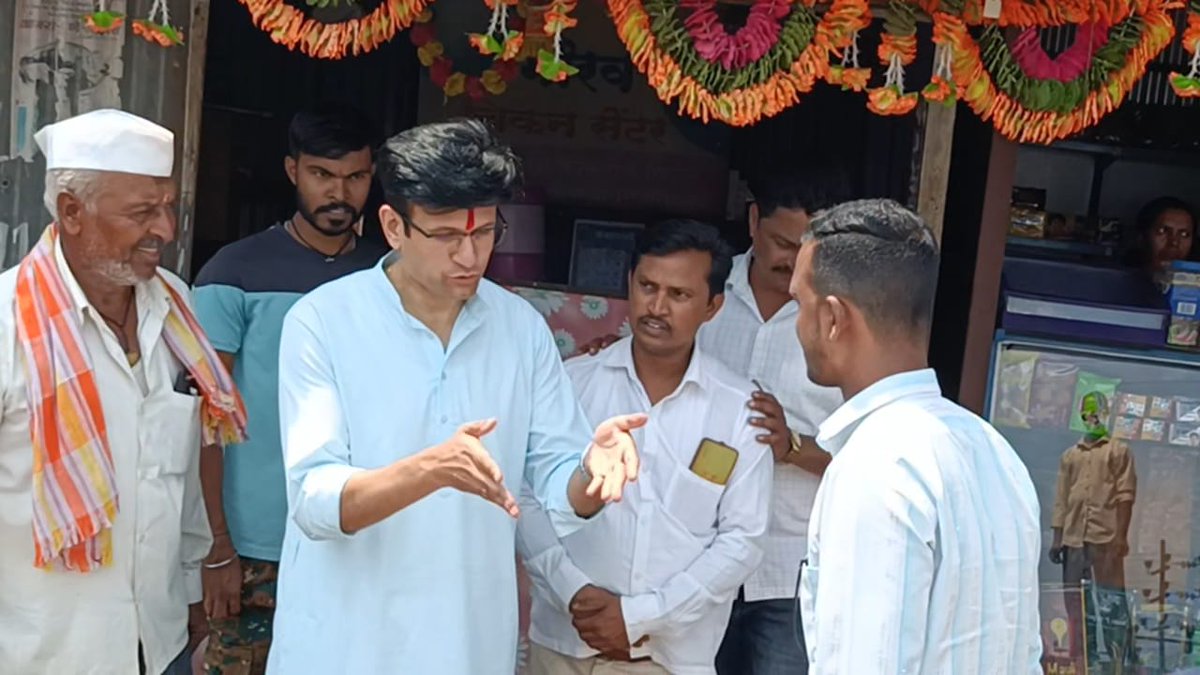 ghatge_raje's tweet photo. करंबळी (गडहिंग्लज) येथील श्री. दत्तात्रय नारायण मडकर हे गेली १८ वर्षे गौरव चिकन सेंटर चालवतात. त्यांची भेट घेतली व व्यवसायातील आजपर्यंच्या प्रगतीबद्दल जाणून घेतले. त्यांना इथून पुढील वाटचालीसाठी शुभेच्छा!
#Congratulations #ChickenCenter #Business #Progress #BestWishes https://t.co/zcHsWIpHYy