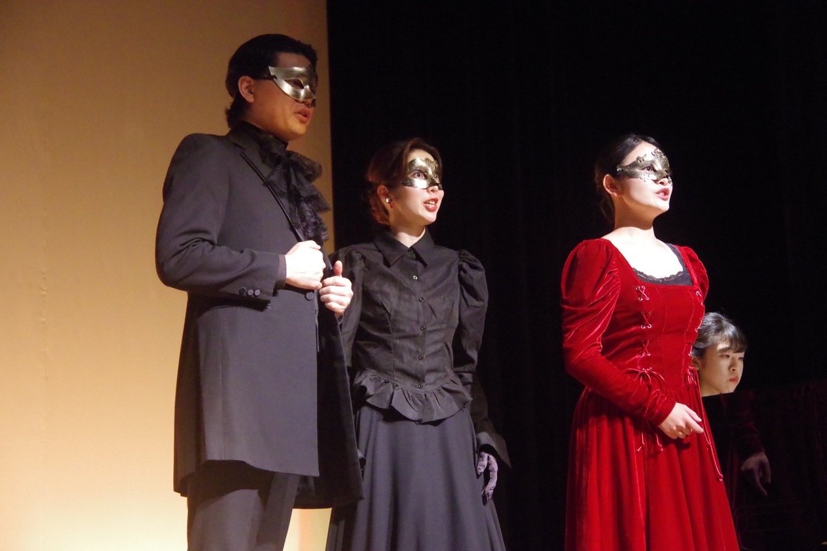 opera_fool's tweet photo. 【ドン・ジョヴァンニ　ギャラリー①】

今回の演出のキーとしたのが「仮面」🎭

ドン・ジョヴァンニやドンナ・アンナら3人組が劇中で仮面を実際に被るのはもちろんですが、「仮面」はジョヴァンニの多面性の象徴でもありました

歌手さんのおかげで、序曲が美しく仕上がってお気に入りです✨ https://t.co/0RUIBJGBeh