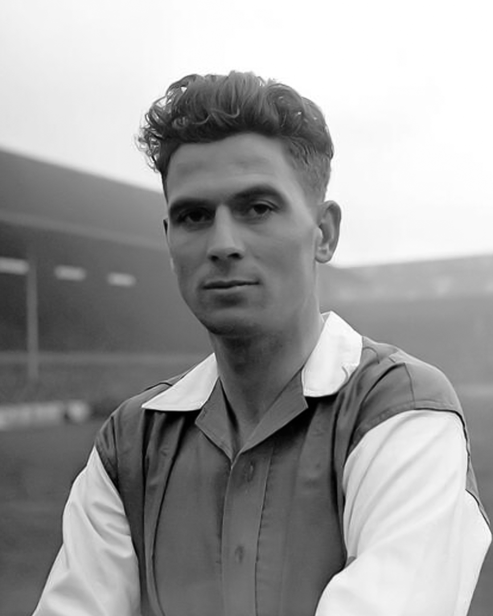 100 years ago today, Hibernian's record goalscorer and appearance maker, Gordon Smith, was born. 💚