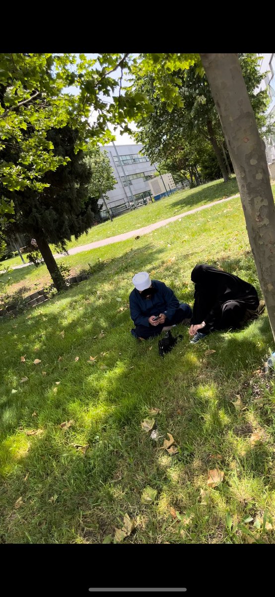 atkanydnn's tweet photo. Dün ben çift kimlik uygulamasıyla okula girdikten sonra bugün ben kart basarken kimliksiz kartsız okula girdiğini bizzat gördüğüm bu insanlar. Anadolu Üni. Sınavı varmış piknik bahanesi gibi geldi bana. Hiç yakıştıramadım. @proftameryilmaz @ytukampuscom @ytueri @nocontextytu https://t.co/zxbYsCPtnK