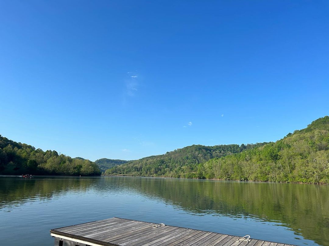 Who are you taking to the lake this season? ⬇️ 📍: Burnsville Lake Wildlife Management Area 📸: instagram.com/burnsvilledock…