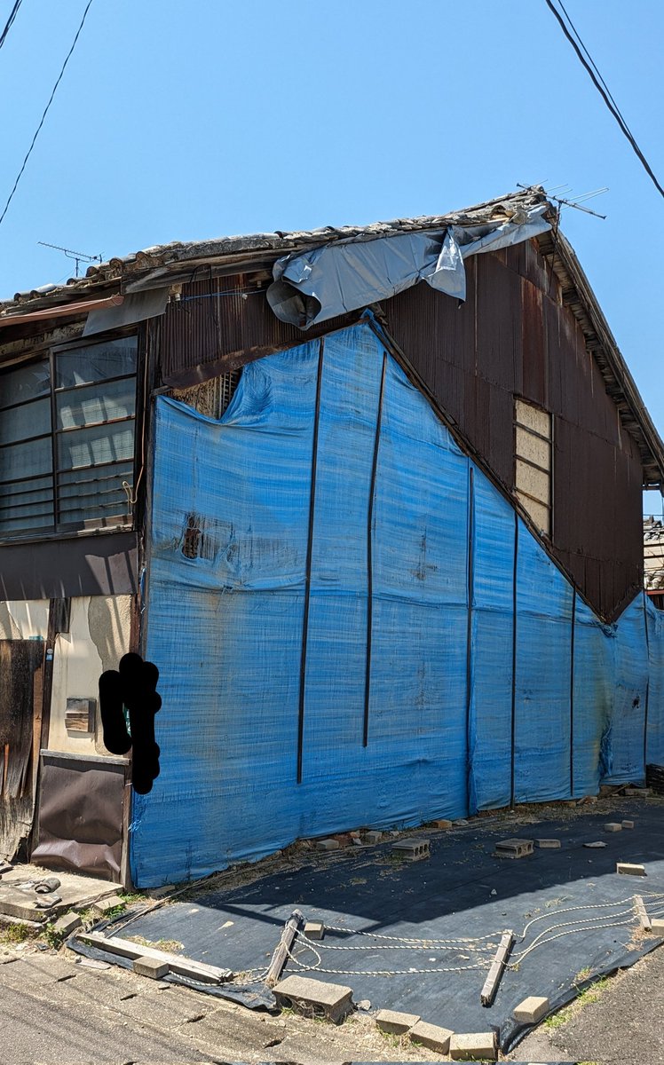 崩壊寸前の空き家物件

親御さんが亡くなられて20年放置されていました。
役所から、連絡を受けて慌てるだけの、毎日だと、所有者は語ります