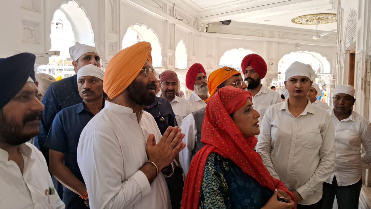 Paid obeisance at Sri Darbar Sahib in morning with @PiyushGoyal Ji and prayed for Sarbat Da Bhala 🙏🏻