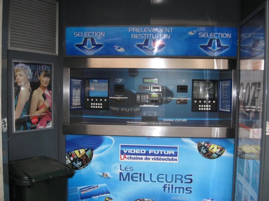 meilleurescenes's tweet photo. Avant de se perdre en ligne, on se perdait dans ses rayons. https://t.co/S8oBPyhDUS