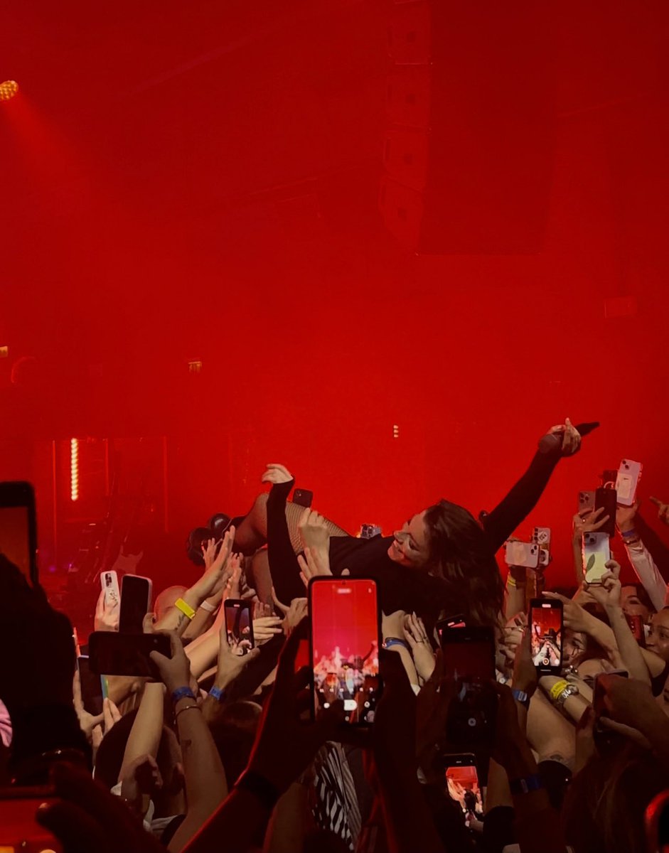 buon compleanno regina 🤍 
<a href="/MarroneEmma/">Emma Marrone</a>