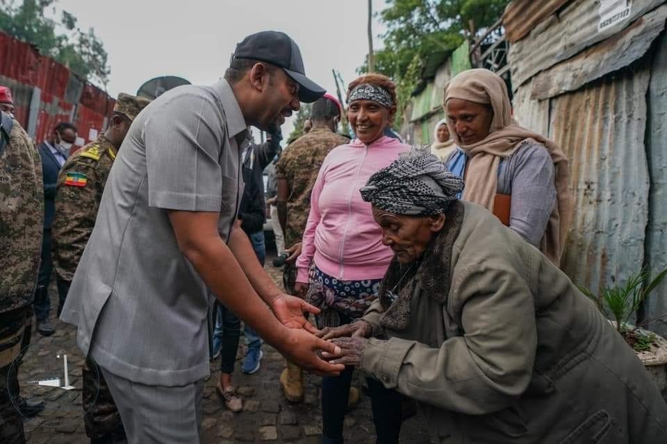 BehiwotTilahun's tweet photo. Life is full of moments where we can choose to be kind. Whether it's a simple act of kindness or a big gesture, every small step counts. Let's remember that kindness is always an opportunity, not just a obligation. #KindnessIsAChoice https://t.co/SkKDbOhO09