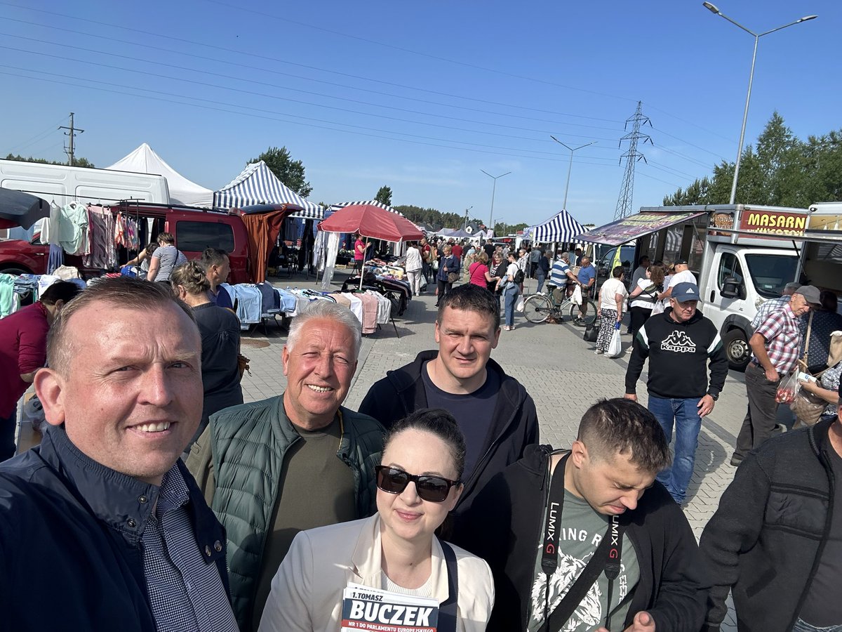 buczek_tomasz's tweet photo. Od rana odwiedzamy targowiska i bazary na Podkarpaciu. O 7:15 w Nowej Sarzynie zaczęliśmy bardzo owocne rozmowy z mieszkańcami i kupcami w powiecie leżajskim.
#traktorwolności #buczek #podkarpacie https://t.co/kt3QWgSKjw