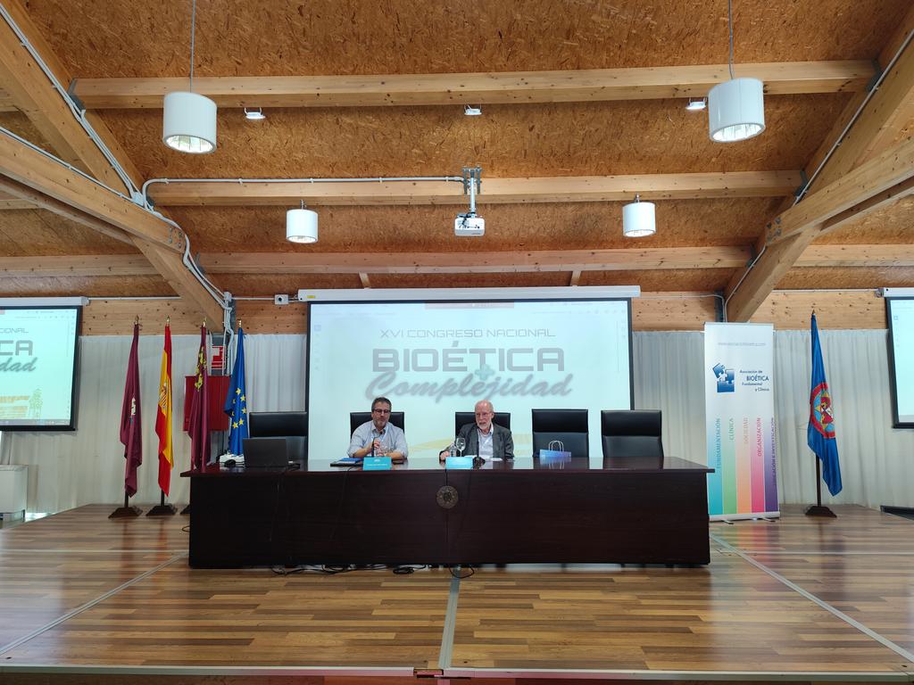 Diego Gracia pone el broche de oro al Congreso ABFyC con la conferencia "INTELIGENCIA ARTIFICIAL: REFLEXIONES DESDE LA FILOSOFÍA Y LA ÉTICA". Presenta Javier Judez. #ABFYC_30 #Bioetica_Complejidad