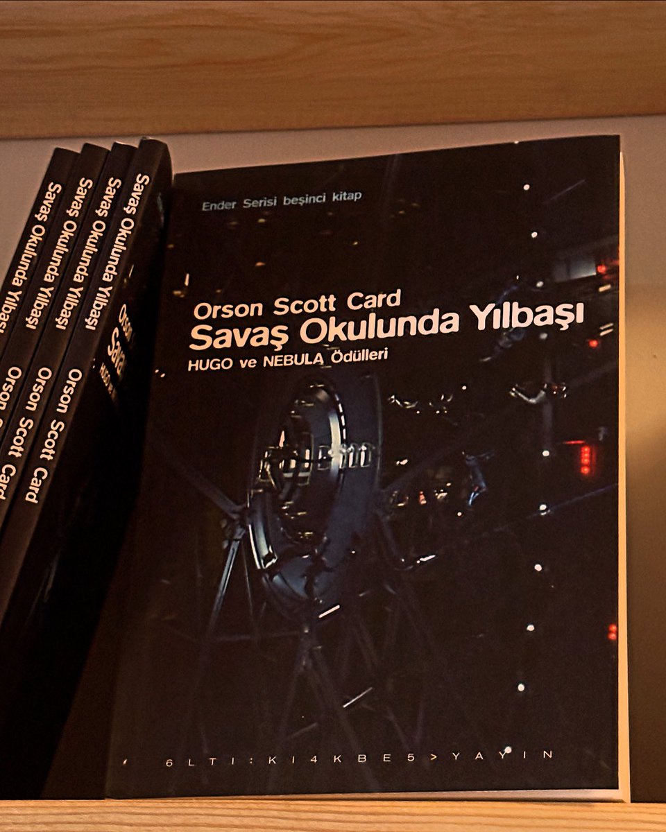 Altıkırkbeş bilimkurgu dünyasının en önemli iki ödülünü aynı anda alan, Ender Serisi’nin beşinci kitabını inatla sunar:

Savaş Okulunda Yılbaşı , Ender Serisi 5. Kitap, Orson Scott Card | 6:45 Yayın