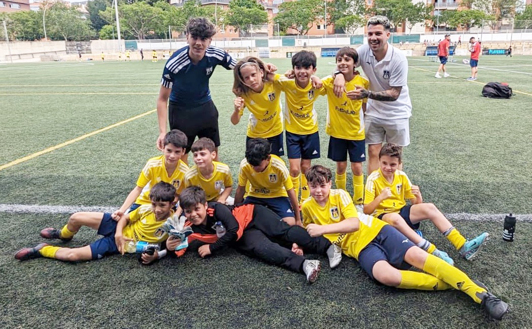 📷 Alegria sobre la gespa del gran BENJAMÍ B (S10), que aquest matí ha superat en un treballat encontre l'AF Sant Vicenç dels Horts i lluitarà pel títol i l'ascens fins a la darrera jornada!

👏👏 Enhorabona, nois!

#SomHiGrocs #BBS10 #PlanterUEC