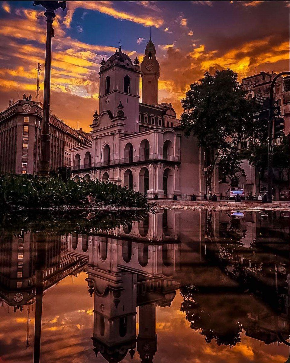 Atardecer en el Cabildo de Buenos Aires.
25 de mayo ¡Feliz día de la Patria! 🇦🇷
📷 mled87