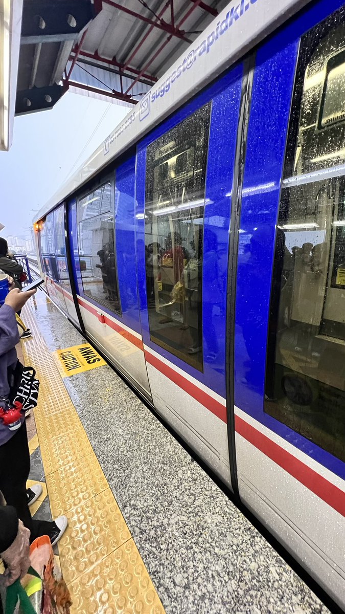 wilcwo's tweet photo. @askrapidkl Again LRT Issues… 
No information given 30 minutes plus and still can’t board. https://t.co/cC6e7M5kgU