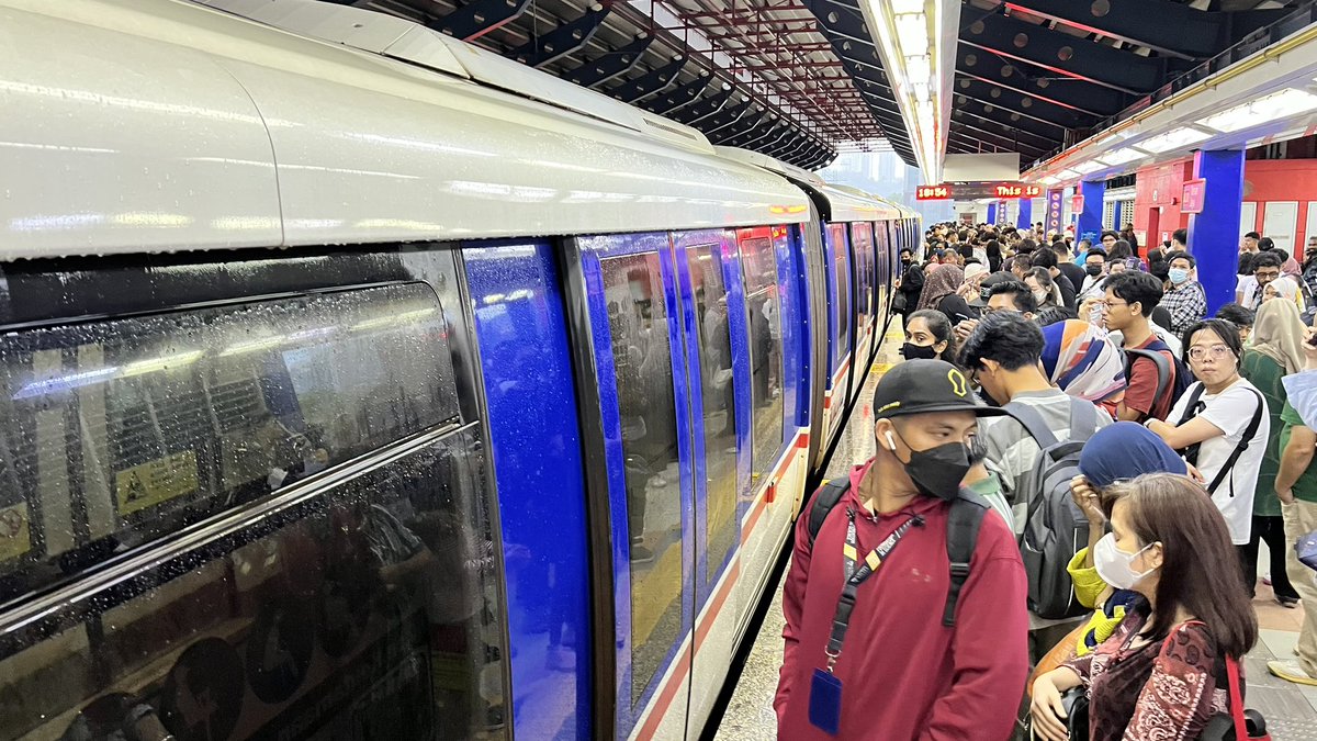 wilcwo's tweet photo. @askrapidkl Again LRT Issues… 
No information given 30 minutes plus and still can’t board. https://t.co/cC6e7M5kgU