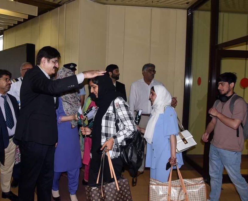 More students who were stranded in Kyrgyzstan arriving at Karachi today. Sindh govt is ensuring safe return of the students hailing from Sindh and will also bear the medical expenses of those injured. #ThanksCMSindh