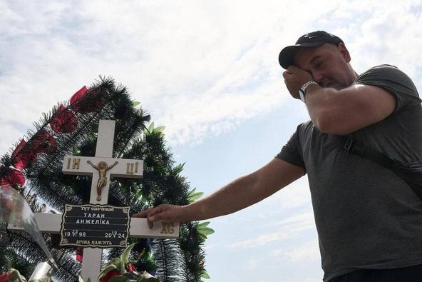 Поховали Анжеліку Таран, ту саму вагітну жінку, яку росіяни вбили разом з її ненародженою дитиною на базі відпочинку в Черкаській Лозовій на Харківщині. Їй було 25, вона чекала на первістка, але російські ракети не залишили їй жодного шансу на життя. Це трапилося 19 травня.
Сім'я