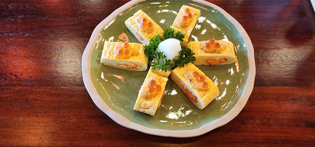 lee_sutti's tweet photo. ทำตะกี้ อร่อยมาก ไข่ม้วนใส้เมนไทโกะเพสต์ ราดซอสสไปซี่ ท้อปไข่ซาลม่อน https://t.co/A2jrX0U5Uw