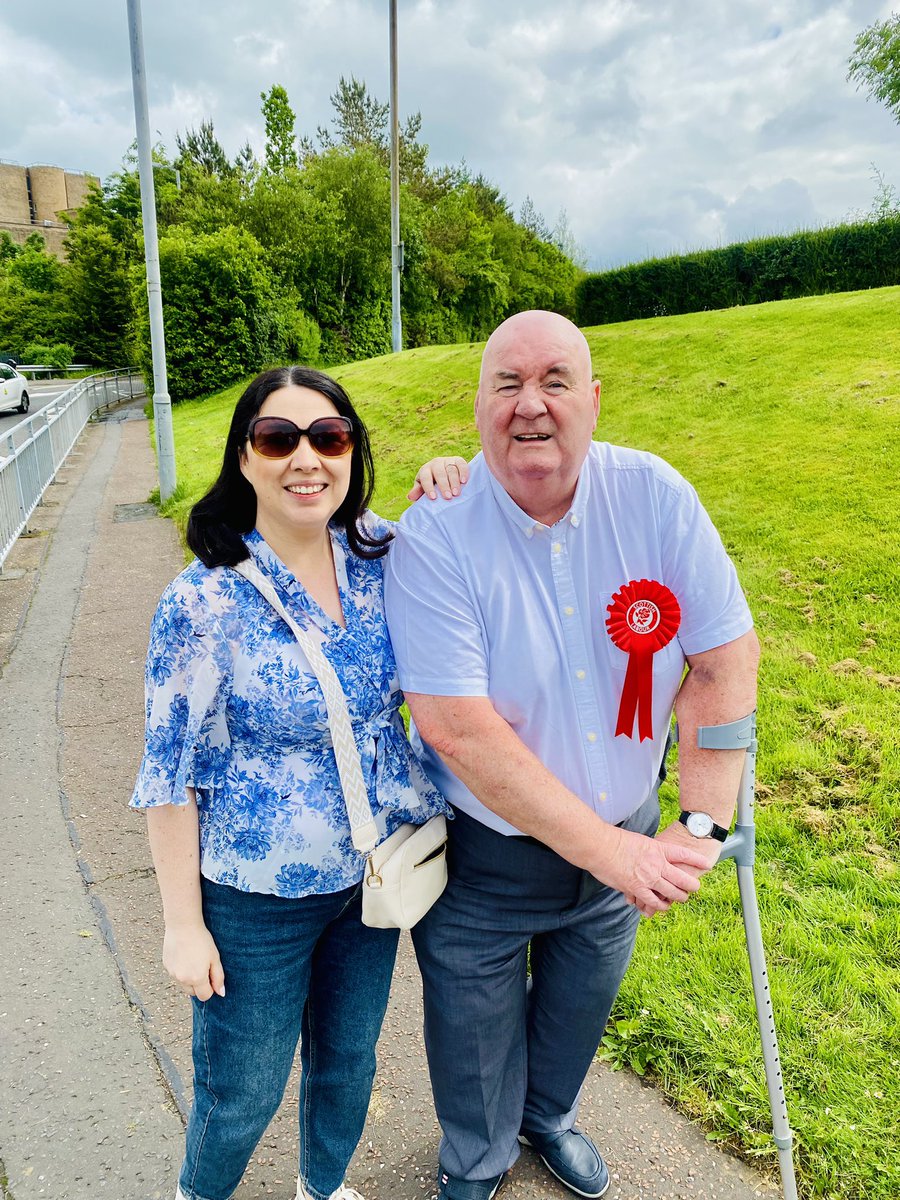 Scottish Labour candidate @JoaniReid and team working hard in East Kilbride. Joani will be an amazing MP and champion for the people of East Kilbride and Strathaven constituency, including the villages. And yes, great response on the doors! 🙌🌹🗳️ #VoteLabour @ScottishLabour