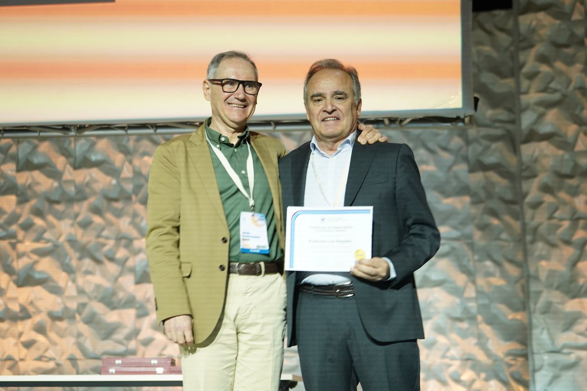 aedv_es's tweet photo. #AEDV2024 | 
@ILDSDerm 
🎖️ Reconocimiento a Luis Requena
#Dermatología #Venereología #Madrid #LaPielEnElCentro #Madrid2024 #Piel #Salud #PielSana #Dermatóloga #CáncerdePiel #Venereología #AEDVContigo https://t.co/4VZiaQaRXk