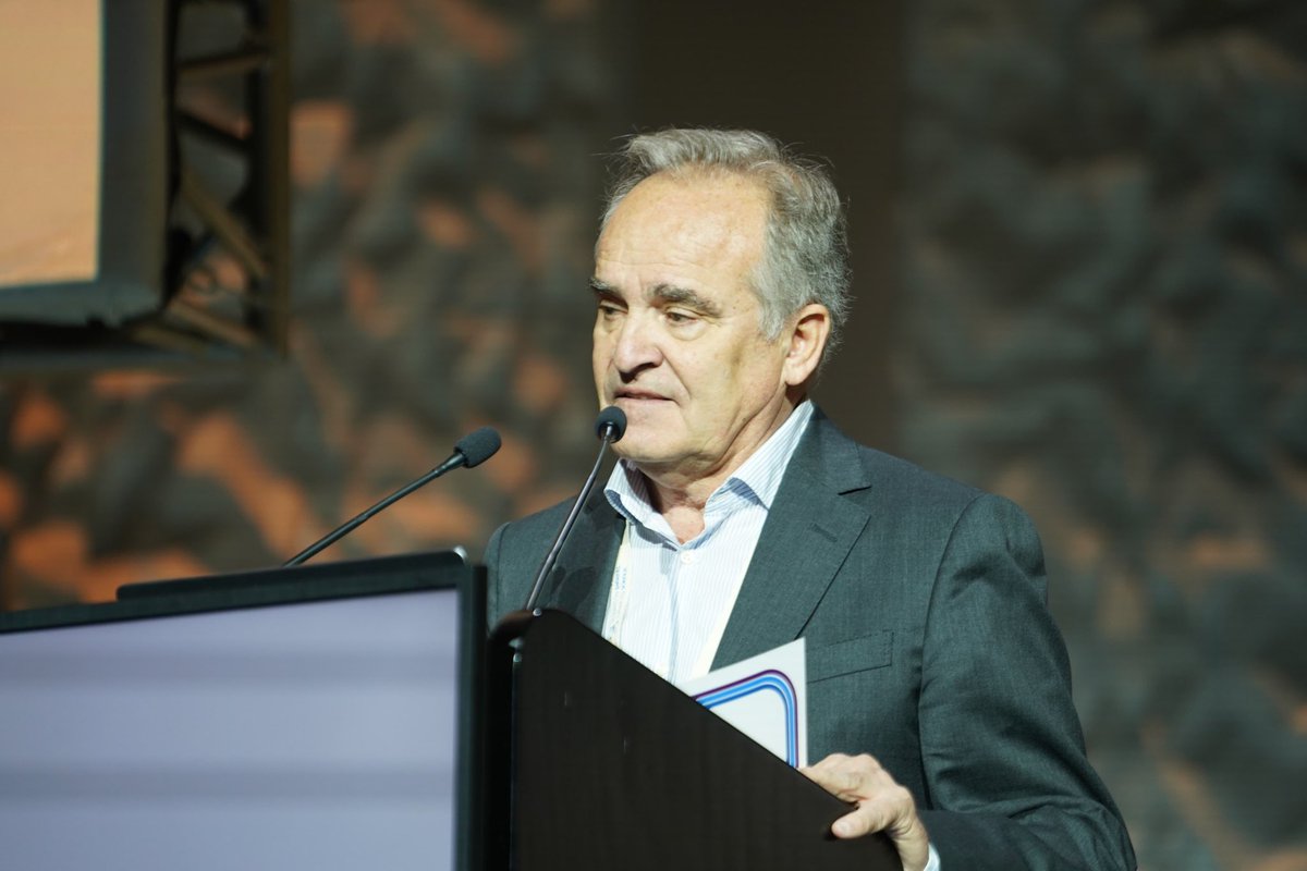 aedv_es's tweet photo. #AEDV2024 | 
@ILDSDerm 
🎖️ Reconocimiento a Luis Requena
#Dermatología #Venereología #Madrid #LaPielEnElCentro #Madrid2024 #Piel #Salud #PielSana #Dermatóloga #CáncerdePiel #Venereología #AEDVContigo https://t.co/4VZiaQaRXk