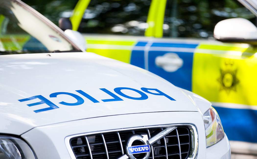 Our officers arrested two suspects after a car crashed and went up in flames. We were called to reports the vehicle had collided with a barrier and was on fire in West Carr Road, Retford, around 6.35pm on Wednesday (22 May). orlo.uk/l4AoY