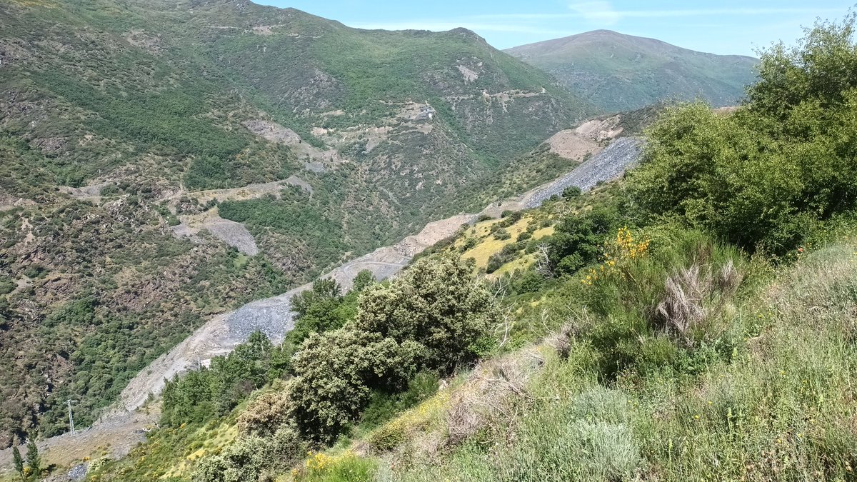 cabreiresa's tweet photo. Si en otros lugares se invierte en restauración de escombreras... ¿por qué en #Cabrera no?
#Odollo
#Leonesp https://t.co/kXGV32NQPg