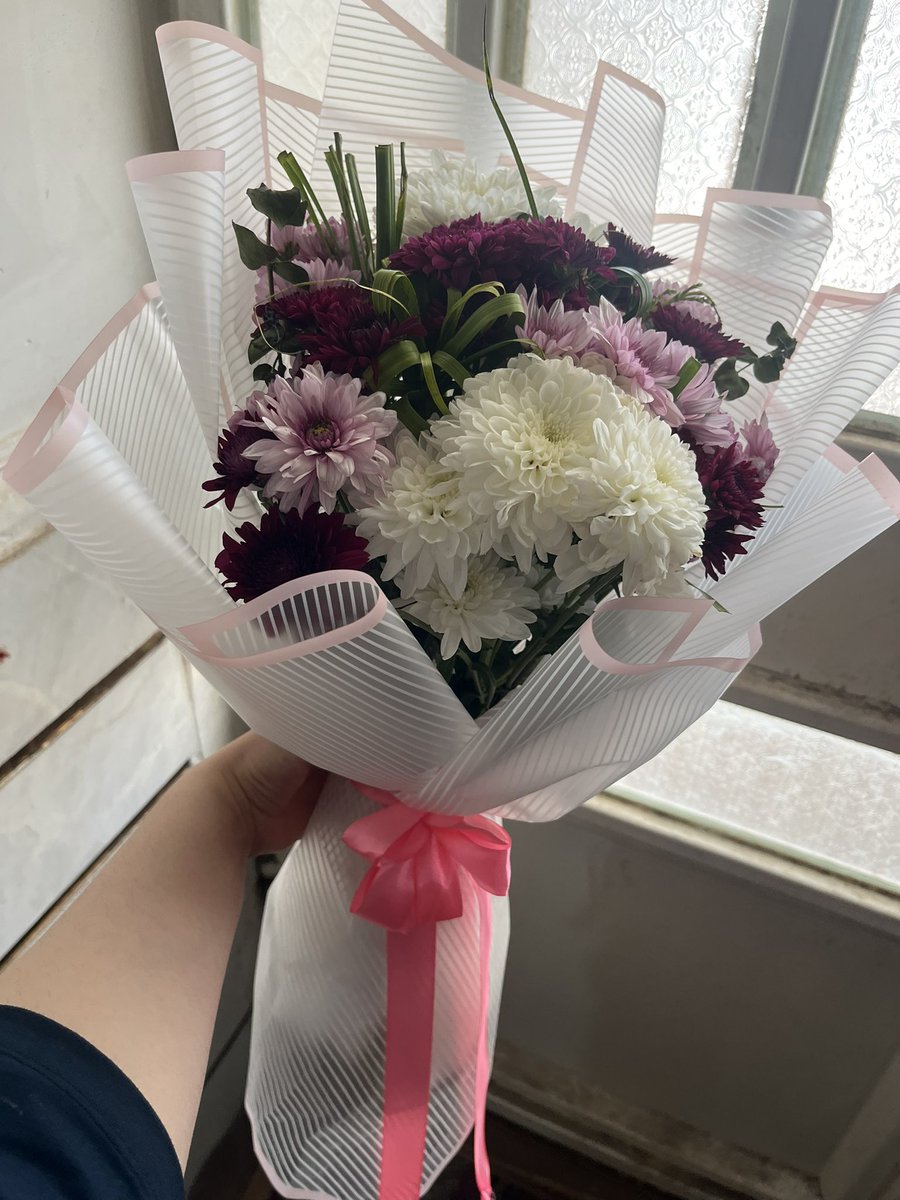 aboutdeli1's tweet image. بابام با هرمناسبتی برا مامانم گل میگیره
اگه شوهرم مثل بابام نباشه چی؟!🫠