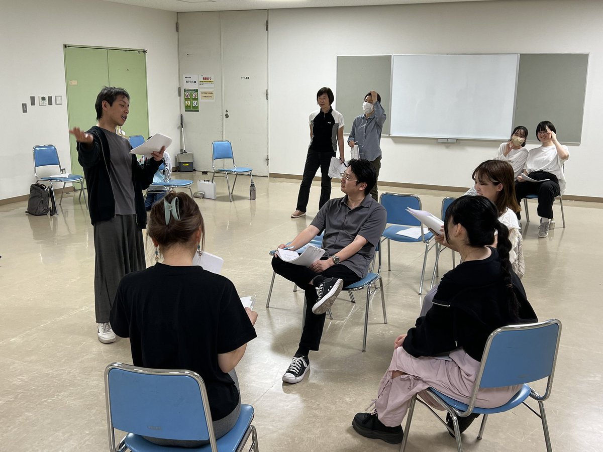 c_musicalaca's tweet photo. 5月18日
役の性格や好きなものなどについて具体的に考える時間を作りました。一度に何人も同時に出ているシーンでは、少し動きが変わるだけで、その影響をその場にいる全員が受けるので、役の性格をよく掘り下げて、常に持っているのが大切だと思いました。 https://t.co/lQ7i5UOZ2K