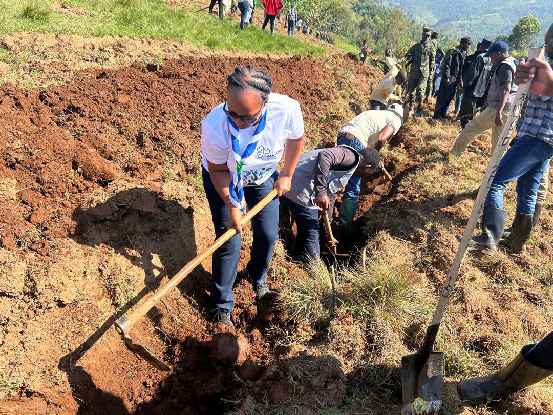 guidesrwanda's tweet photo. #Umuganda https://t.co/NPvyfsUgnP