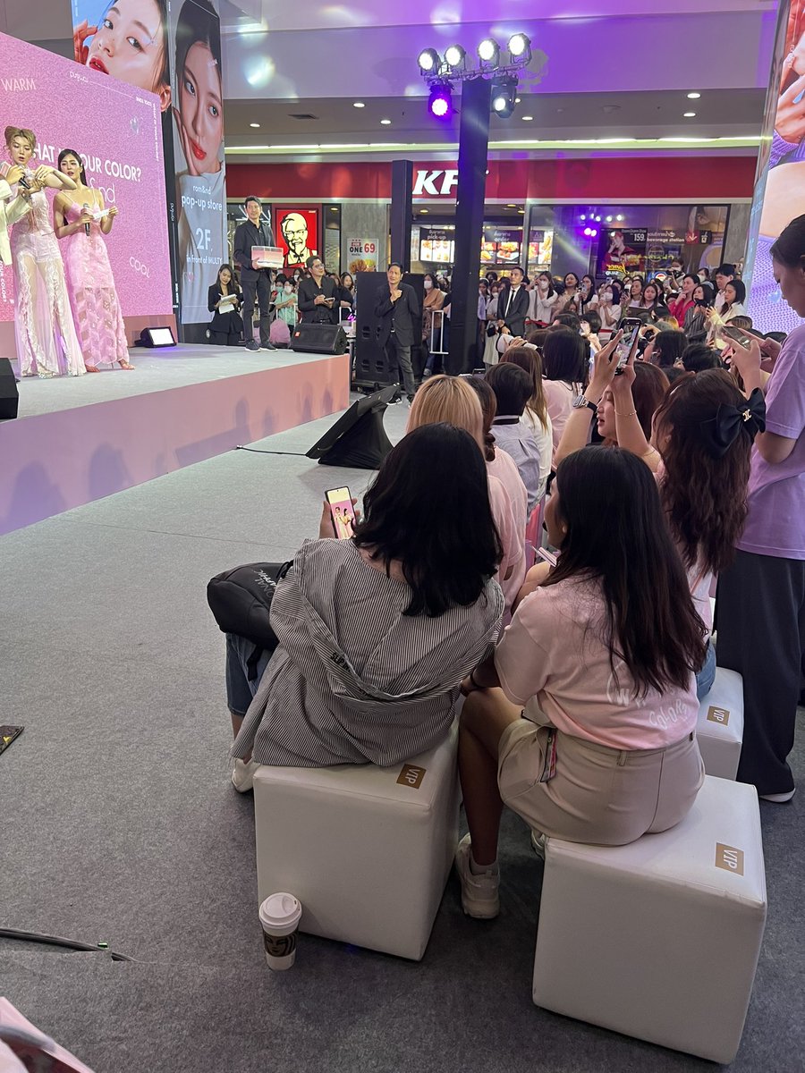 kim_Janji's tweet photo. สตาฟเกาหลี ถ่ายรูปพี่หลิงแล้วบอกว่า
 “นอมู เยปปอ” (สวยมาก) 

LINGORM ROMAND 1STPOPUP
#RomandMultyxLingOrm https://t.co/ew56IZyt3y