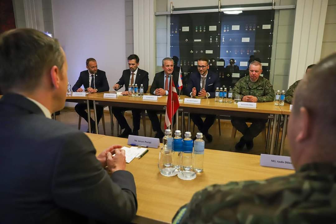 brano_pavlovic's tweet photo. Honoured to accompany the State Secretary of the Ministry of Defence of the Slovak Republic, Martin Vojtašovič, during his 🇸🇰 🪖 #SLOVCON visit to the #Adaži military base and during his bilateral talks with the State Secretary of the Ministry of Defence of Latvia, Aivars Purinš.
@AizsardzibasMin @Arlietas
@SlovakiaMFA @ozbrojenesily @eFPBGLatvia
https://t.co/Jwg3AZRTux