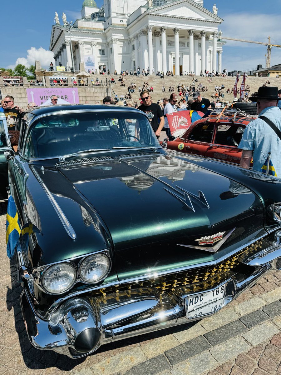 RitaTainola's tweet photo. In the center of #helsinki #senatesquare #classiccarcruiseparade👏👏👏25th May! https://t.co/oEDSUbUQvQ
