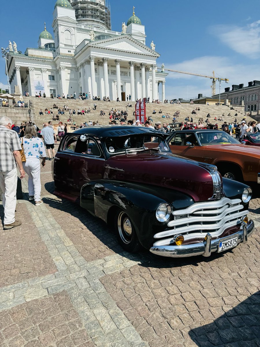 RitaTainola's tweet photo. In the center of #helsinki #senatesquare #classiccarcruiseparade👏👏👏25th May! https://t.co/oEDSUbUQvQ