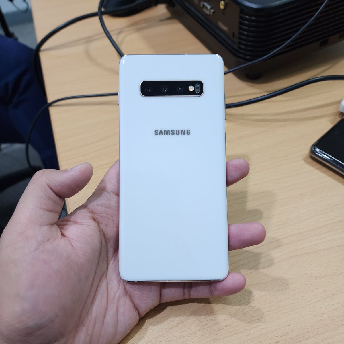 sondesix's tweet photo. The fact that the Galaxy S10 Series is still being used by people to the point that it's not rare to see someone using this phone in public five years later just shows how reliable this series is.

Samsung did a great job with the S10. I don't know if they will match the hype in the future.