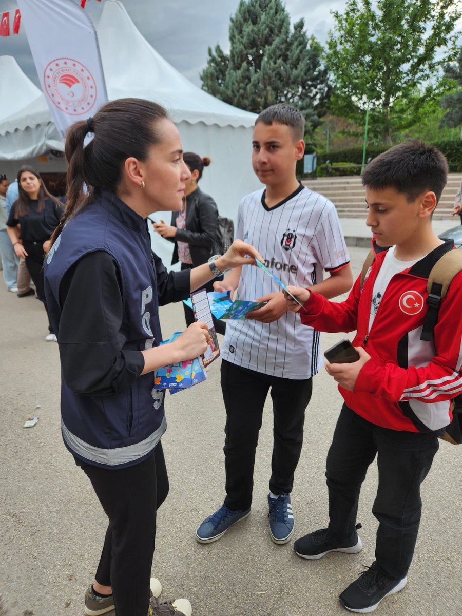 kirikkalepolis's tweet photo. Çocuk Şube Müdürlüğümüzce #KaleFest 2024 etkinliklerine katılan vatandaşlarımıza geleceğimizin teminatı olan çocuklarımızın suçtan korunmasına yönelik bilgilendirme yapılmıştır.
@EmniyetGM @asayisdairebsk @TC_kkalevalilik #EmniyetKırıkkale https://t.co/6gXFGFPOmm