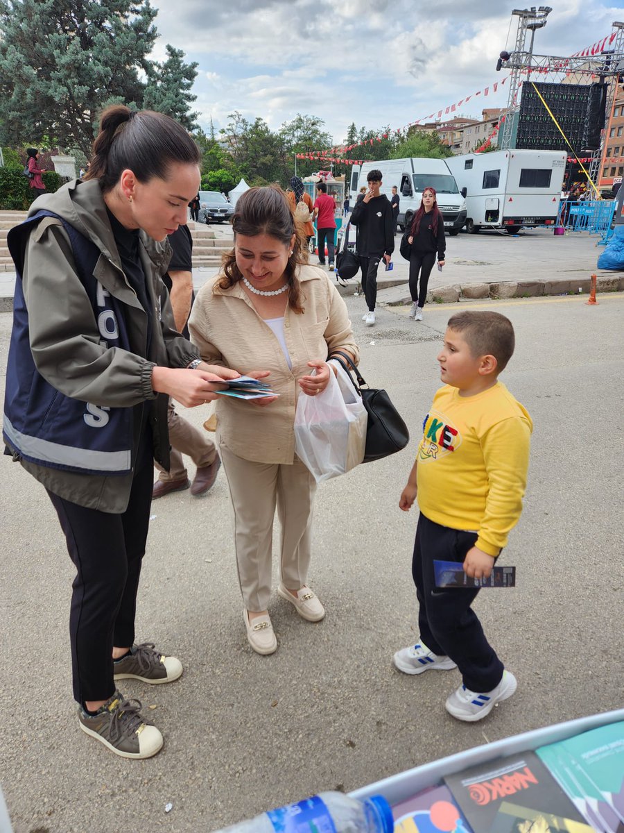 kirikkalepolis's tweet photo. Çocuk Şube Müdürlüğümüzce #KaleFest 2024 etkinliklerine katılan vatandaşlarımıza geleceğimizin teminatı olan çocuklarımızın suçtan korunmasına yönelik bilgilendirme yapılmıştır.
@EmniyetGM @asayisdairebsk @TC_kkalevalilik #EmniyetKırıkkale https://t.co/6gXFGFPOmm