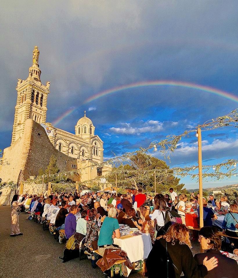 南仏🇫🇷 #マルセイユ ノートルダム・ドゥ・ラ・ガルド寺院 の下でイベント 雨が上がりの空 二重虹🌈🌈 寺院に祀られている黄金の女神さんからのプレゼントかなぁ✨✨ 皆さま、どうぞ素敵な週末をお過ごしください🤗 #フランス生活 #マルセイユ生活 #週末は嬉しい