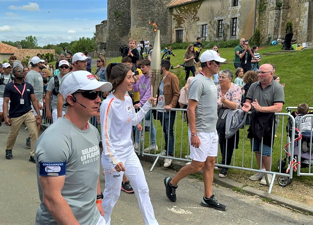 Prefet86's tweet photo. #RelaisDeLaFlamme 🔥

Vous étiez 22 600 ce matin à Loudun, Neuville-du-Poitou, Châtellerault et Château-Larcher ! 🎉👏

Merci à tous pour votre enthousiasme et votre participation !

Montmorillon, Charroux, Poitiers : la fête continue jusqu’à ce soir à l'@ArenaFuturo pour l’allumage du chaudron

Venez nombreux pour célébrer cet événement inoubliable ! 🎆✨

Crédits photos : Paris2024