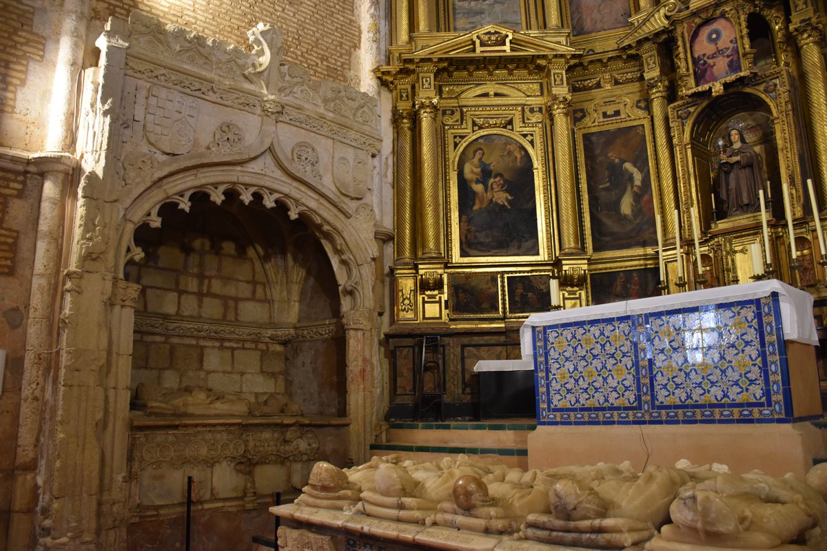 La capilla mayor de la iglesia del Convento de Santa Clara de Moguer es un deleite para los sentidos, empezando por su magnífico retablo y siguiendo por las tres tumbas que se hallan en el lugar. En este hilo os haré un recorrido histórico-artístico por esta capilla.

Hilo va! 🧵